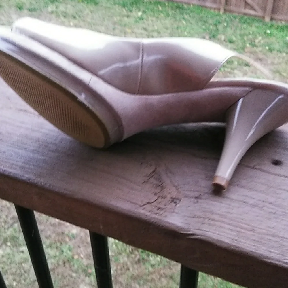 Nine West Nude Heels - Picture 4 of 4